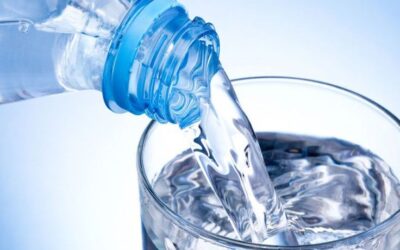Recomiendan tomar agua natural para proteger al riñón